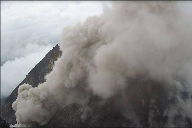 Gunung Merapi Semburkan...