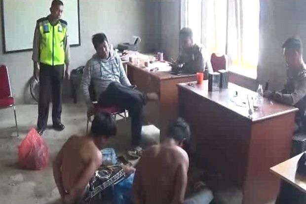 Sunguh Keji, 2 Pria...