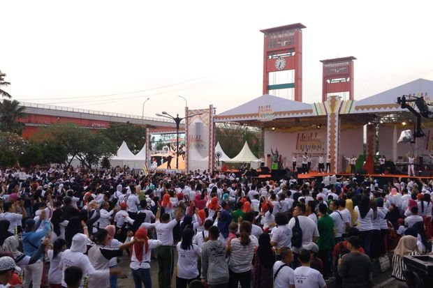 Lautan Manusia Sambut...