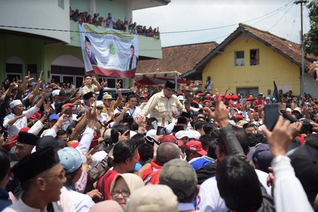 Prabowo Terharu Diberi...