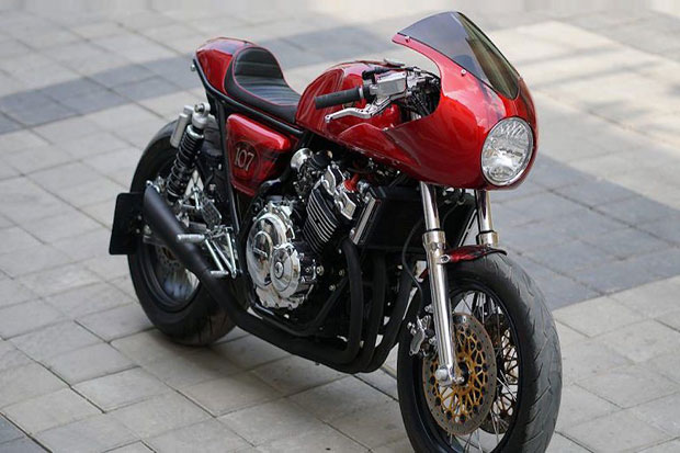 Luncurkan CB400 Cafe...