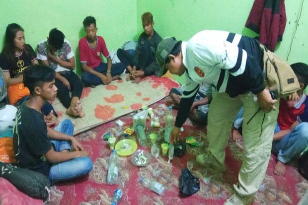 Pesta Miras di Kosan,...