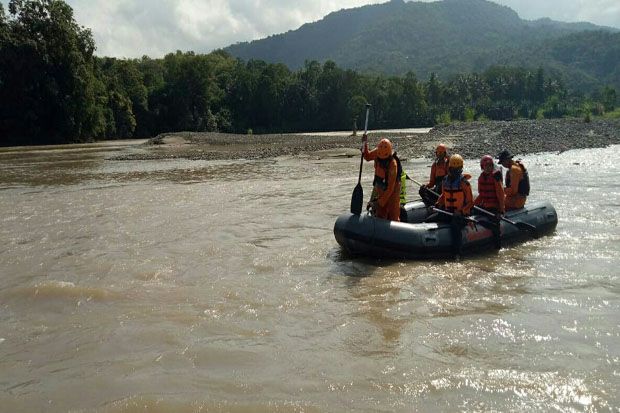 Main di Pinggir Sungai,...