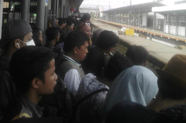 Perjalanan KRL Belum...