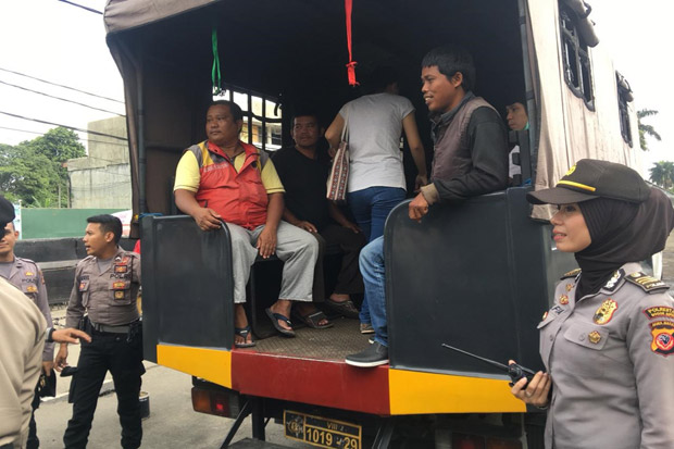 Ratusan Pengguna KRL...