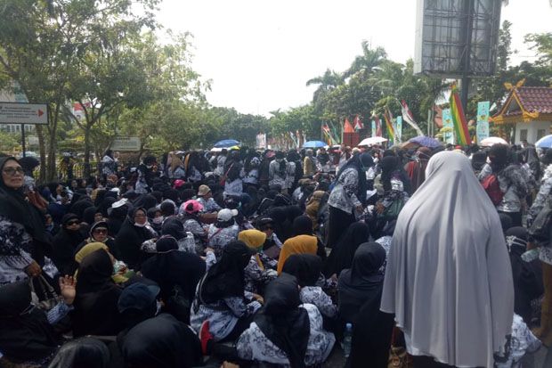 Tuntut Tunjangan, Ribuan...