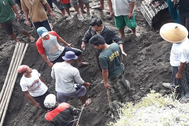 Tertimpa Tebing Longsor,...