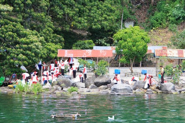 Membuang Sampah di Danau...