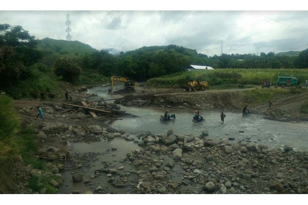 Dihantam Banjir, Jembatan...