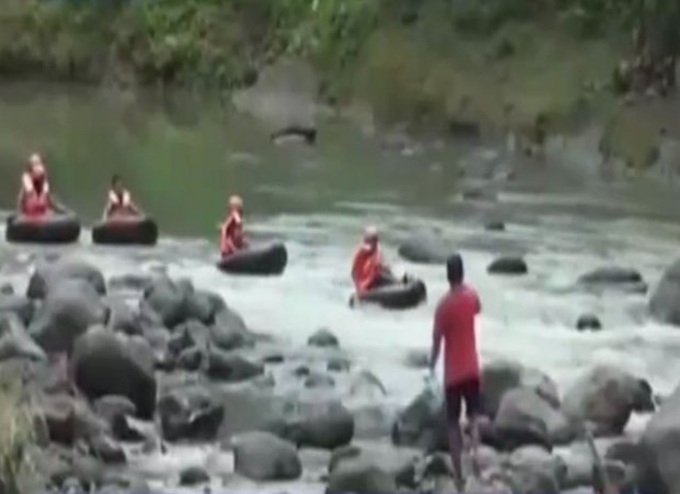 Tersapu Banjir, Empat...