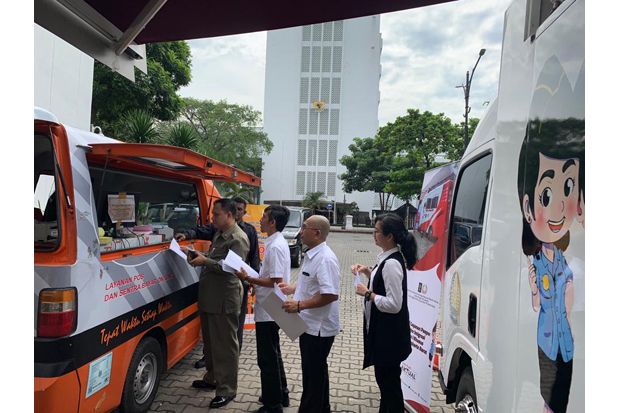 Jemput Bola, Imigrasi...