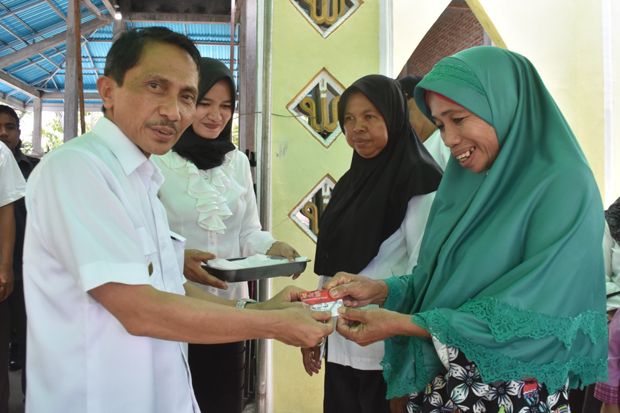 Bupati Nelson Serahkan...
