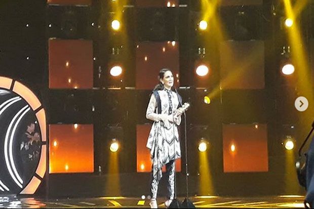 Luna Maya Raih Titel...