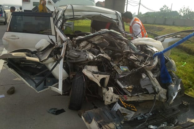 Xenia Hantam Truk Pengangkut...