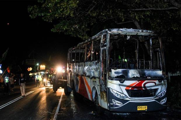 Pembakaran Bus di Sleman,...