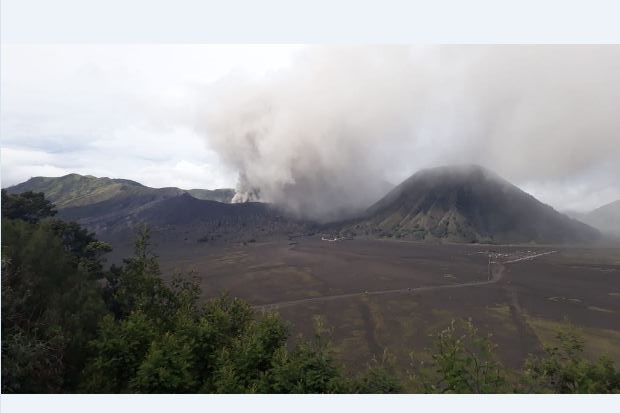 Gunung Bromo Erupsi,...