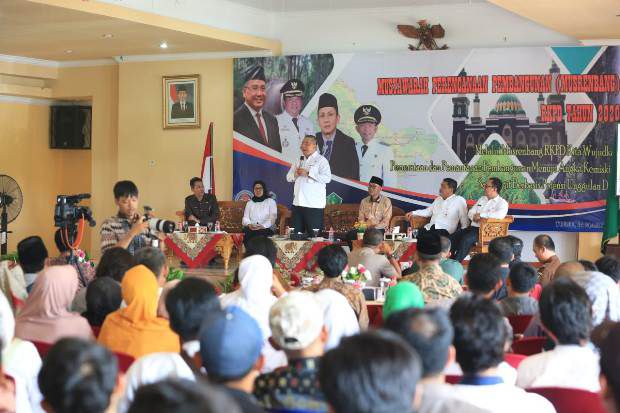 Menteri Eko Putro Sandjojo...