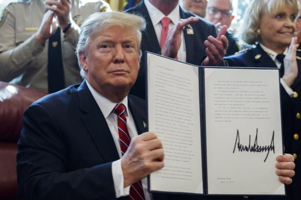 Trump Teken Veto Tolak...