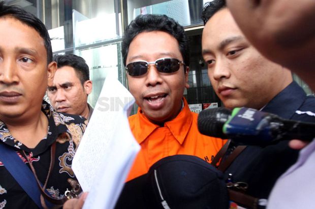 KPK Geledah Ruang Kerja...