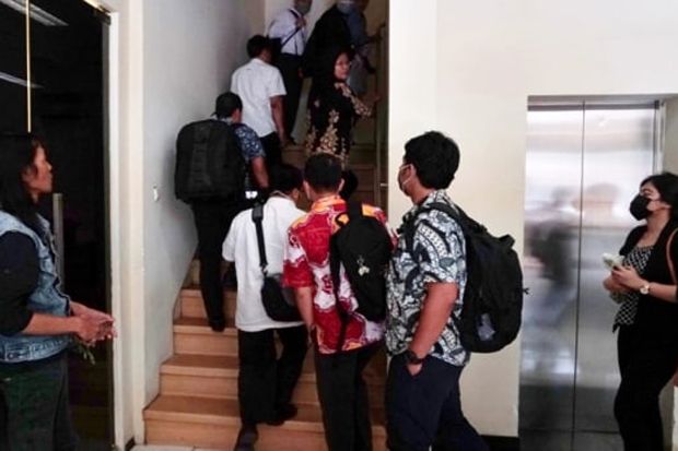 Geledah Ruang Kerja...