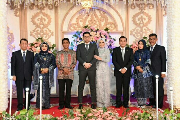 Ribuan Warga Hadiri...
