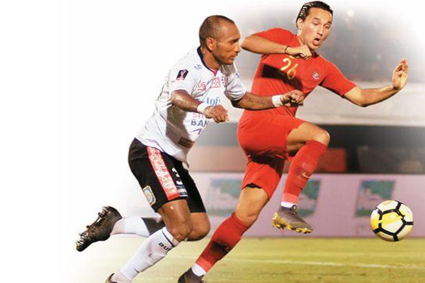 Tiga Pemain Berebut...
