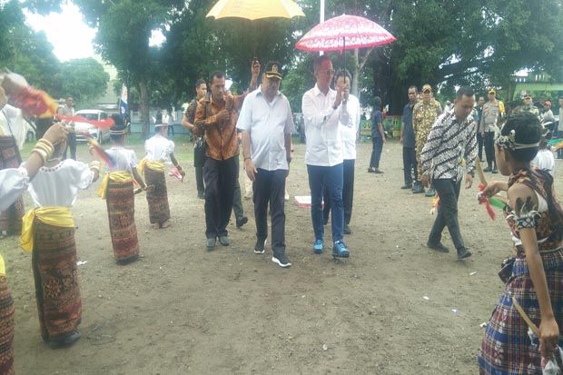 Mensos RI Salurkan Bantuan...