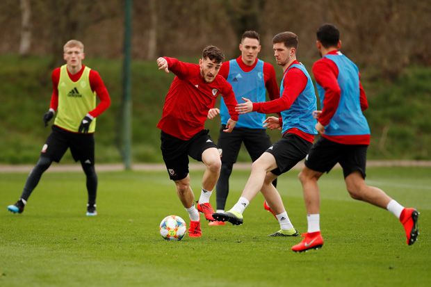 Giggs Pening, Trio Wales...