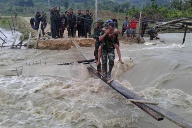 Sepasang Lansia Terkepung...
