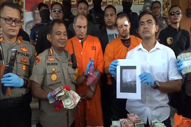 Perampokan di Bali,...