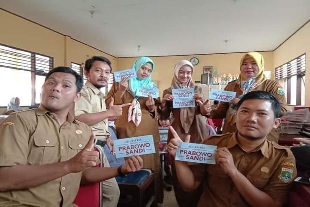 Pamerkan Stiker Prabowo-Sandi,...