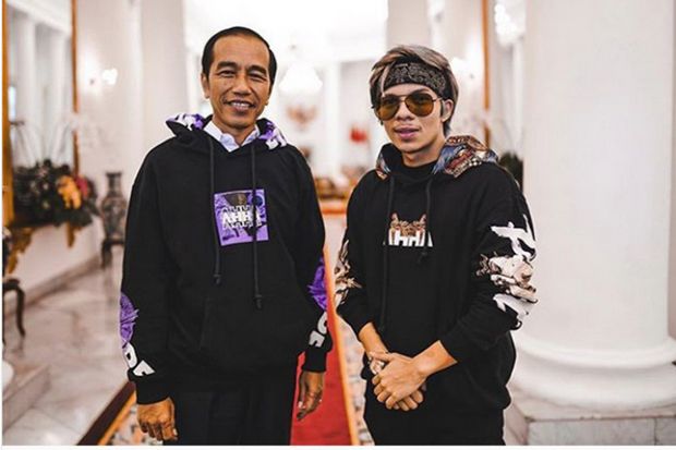 Jokowi Digerebek Atta...