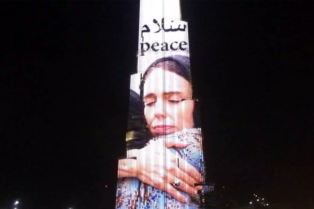 Foto Ardern Peluk Korban...