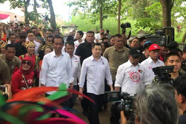 HT Dampingi Jokowi Jalan...