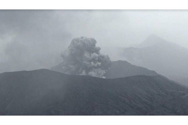 Gunung Bromo Terus Erupsi,...