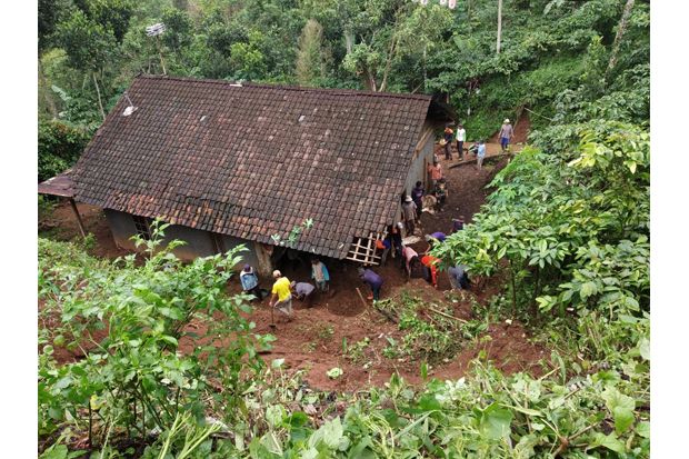 Rumah Rusak Tertimpa...