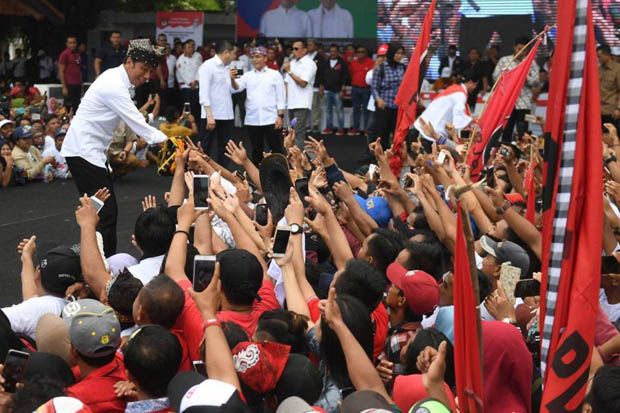 Di Hadapan Masyarakat...