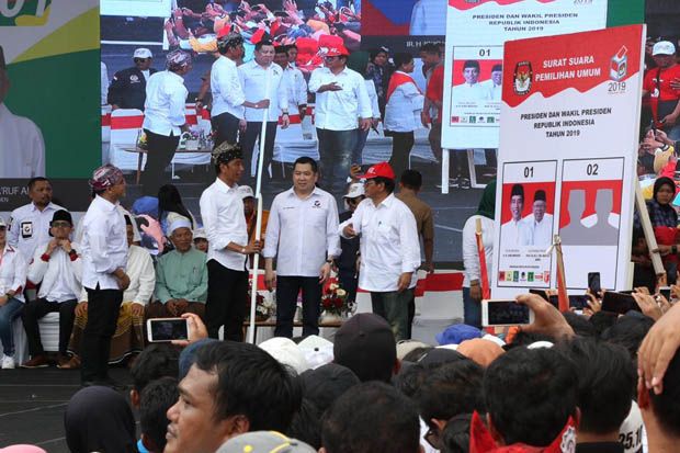 Dampingi Jokowi di Banyuwangi,...