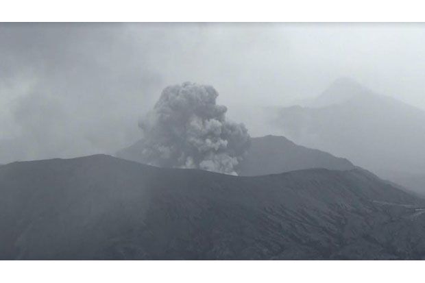 Bromo Terus Erupsi,...
