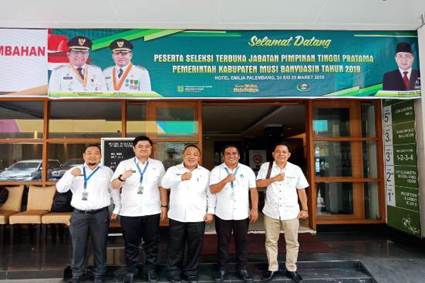 Tunggu Hasil Rapat,...