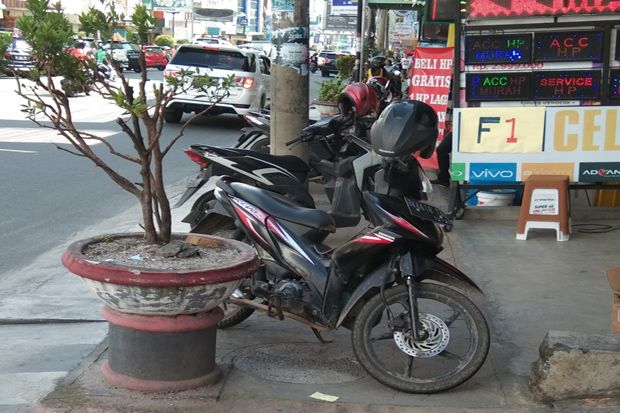 Trotoar Beralih Fungsi,...