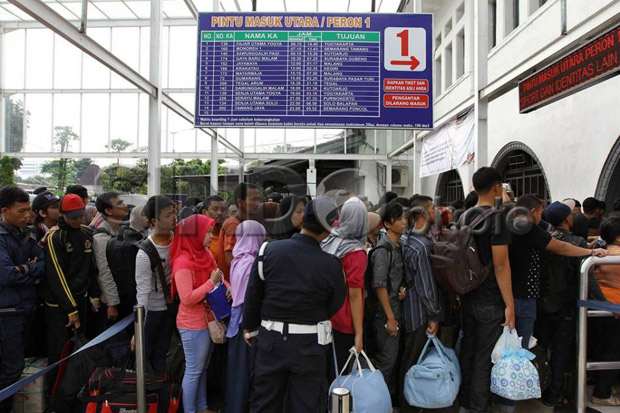 Tak Dapat Kereta Langsung,...