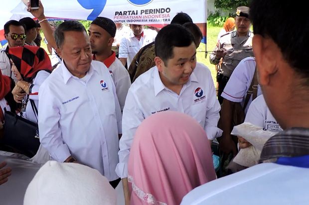 HT Bagikan Ribuan Paket...