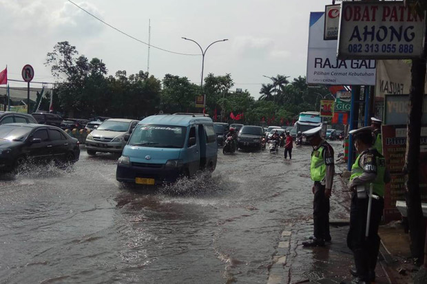 Diguyur Hujan, Jalan...