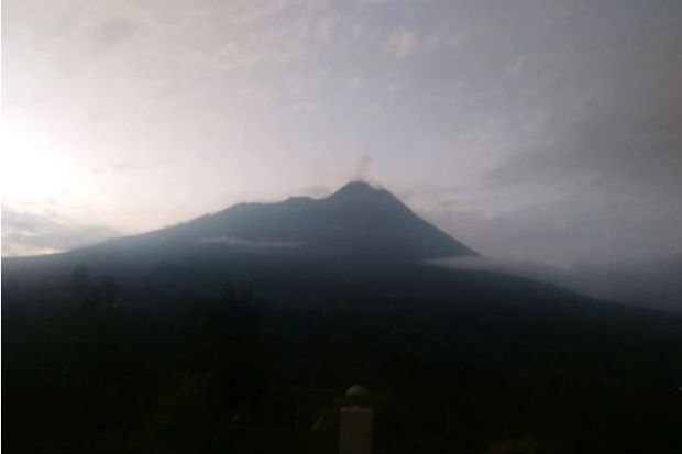 Gunung Merapi Luncurkan...