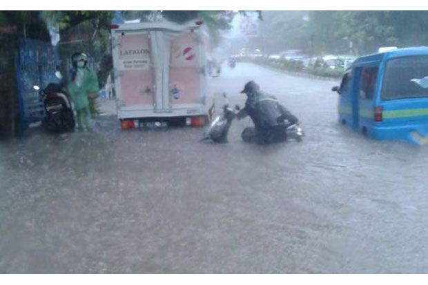 2 Jam Dilanda Hujan,...