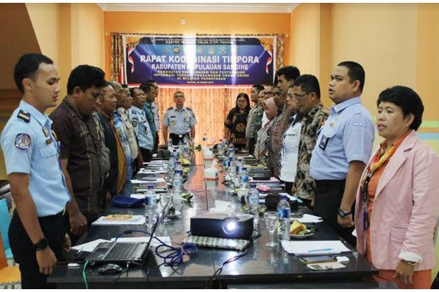 Awasi Kegiatan Orang...