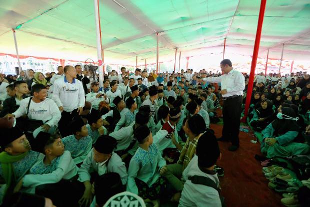 Mentan Salurkan Bantuan...