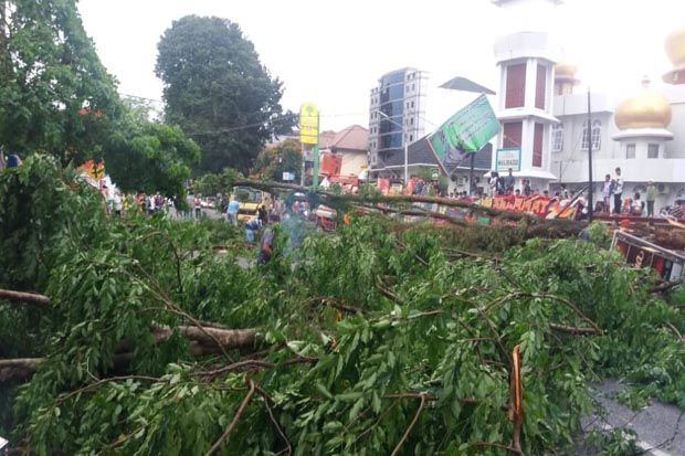 Dilanda Hujan Deras...