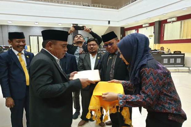 Bupati Pasangkayu Serahkan...